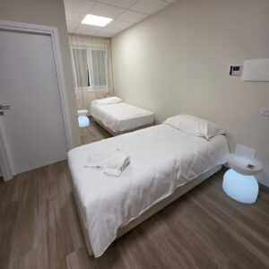 camera da letto con due letti singoli
