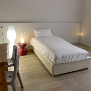 camera con letto singola con un comodino