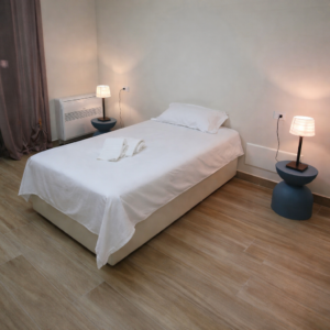 camera con letto singola armadio e due comodini